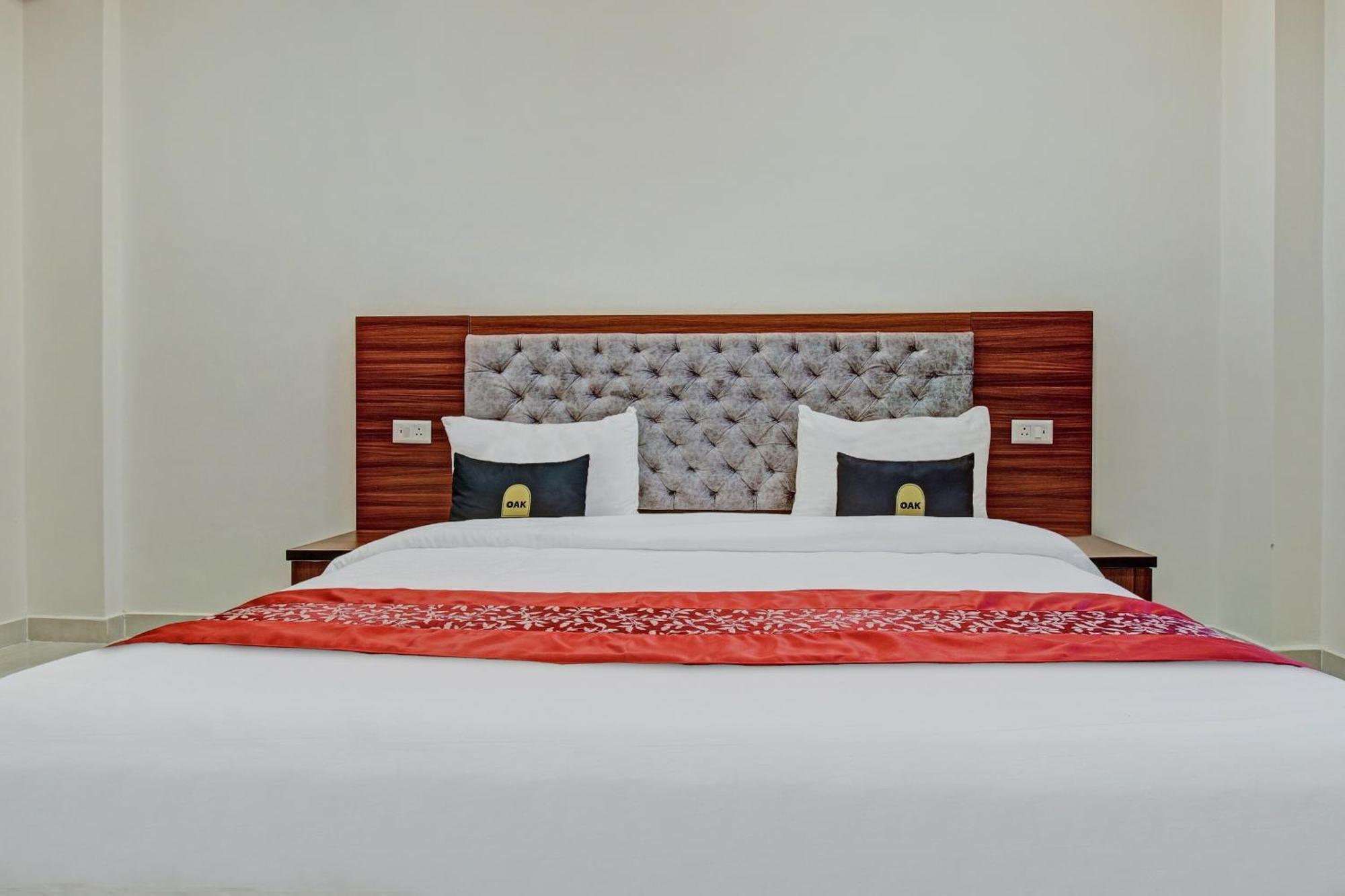 Townhouse Oak Vs Shivanya Lucknow Exterior photo
